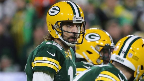 Los fanáticos esperan que Aaron Rodgers pueda detenerse para recuperarse de una lesión